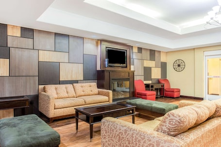 Lobby. La Quinta Inn & Suites by Wyndham Ennis