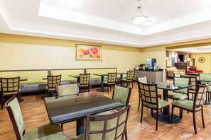 Free daily continental breakfast - La Quinta Inn & Suites by Wyndham Ennis (Ennis)