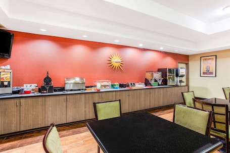 Free daily continental breakfast. La Quinta Inn & Suites by Wyndham Ennis