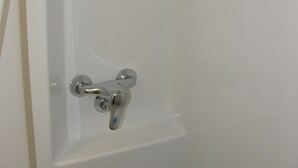 A white bathtub with a showerhead and faucet. - Mister Bed Lomme (Lille)