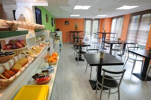 Desayuno buffet (EUR 6.90 por persona) 