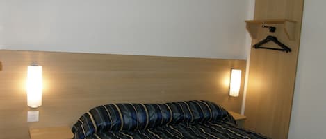 Escriptori, wifi gratuïta i roba de llit