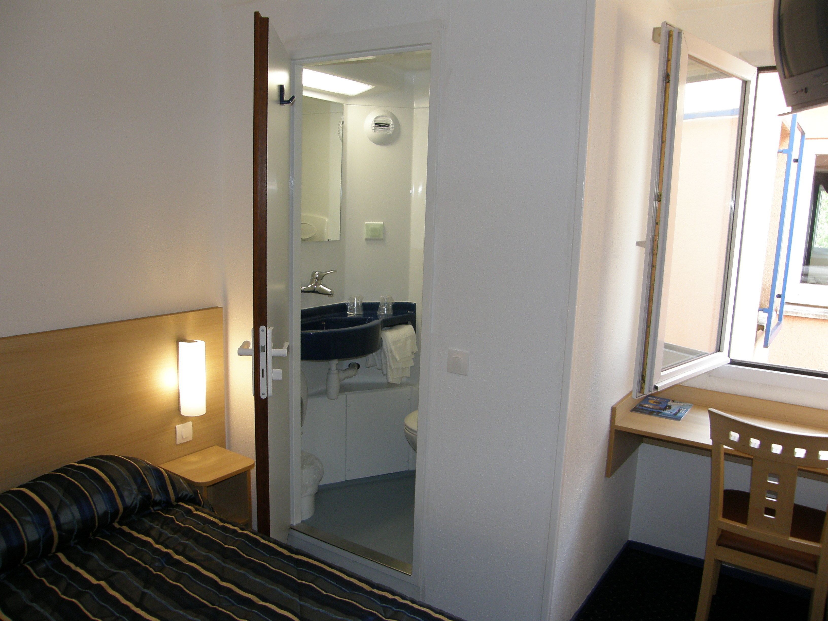 Shower, eco-friendly toiletries, towels