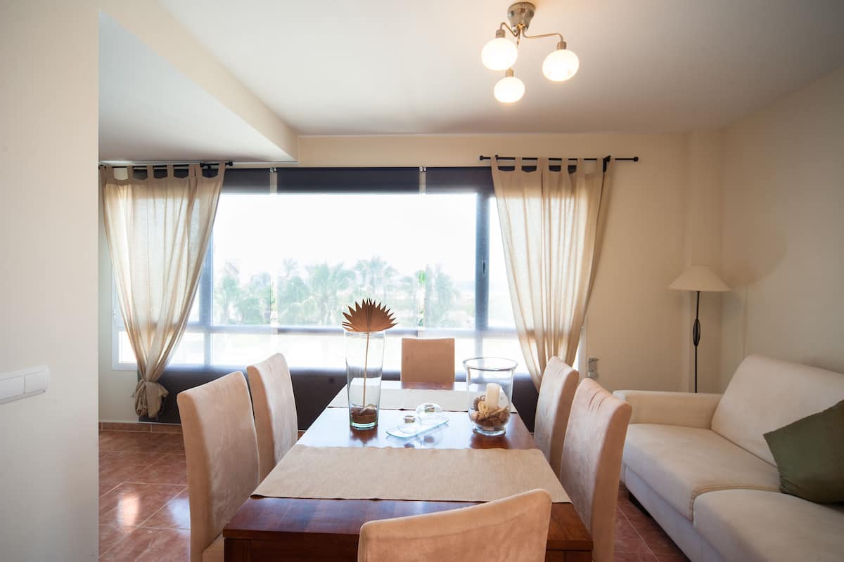 Maisonette, 2 Schlafzimmer, eigener Pool | Wohnbereich | 26-Zoll-Flachbildfernseher mit Digitalempfang, LCD-Fernseher