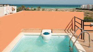 A rooftop pool with a clear view of the ocean and beach. - Apartamentos Paraiso Playa (Vera)