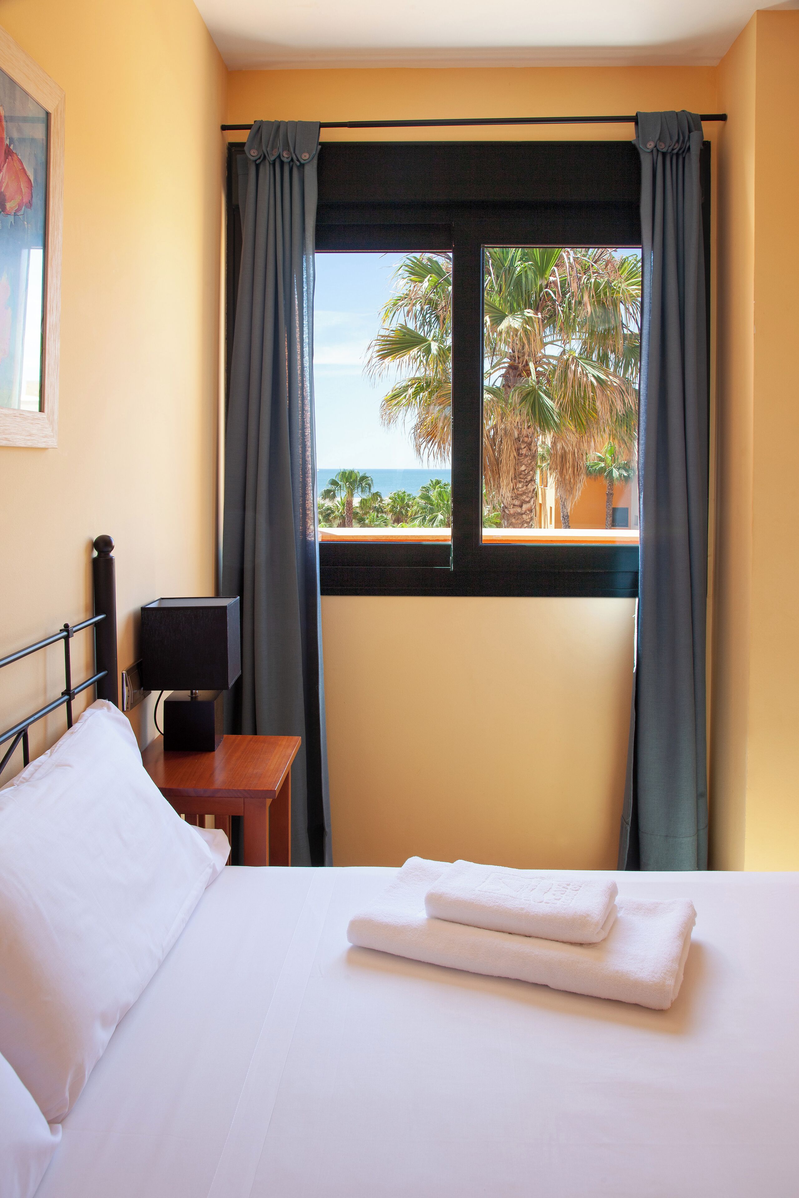 Apartment, 2 Schlafzimmer, eingeschränkter Meerblick | Zimmersafe, Schreibtisch, schallisolierte Zimmer, kostenlose Babybetten