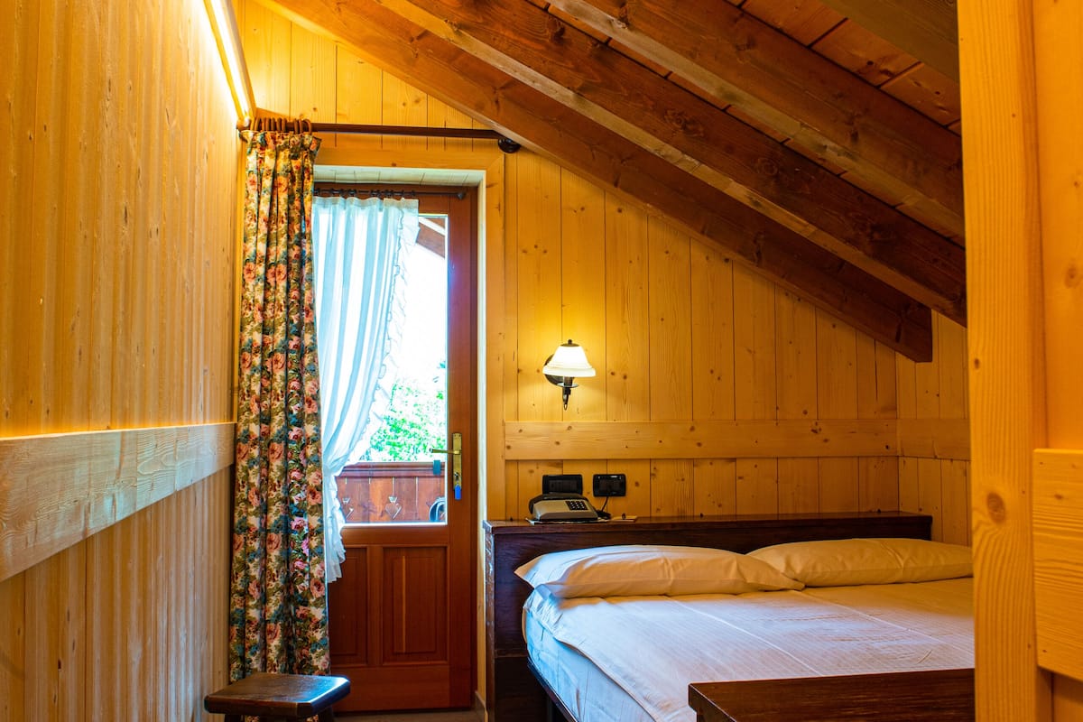 single room | in-room safe, desk, blackout curtains, free wifi