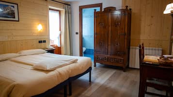 Vierbettzimmer | Zimmersafe, Schreibtisch, VerdunkelungsvorhÀnge, kostenloses WLAN