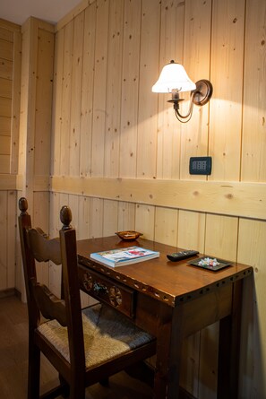 ห้องดับเบิล | ตู้นิรภัยในห้องพัก, โต๊ะทำงาน, ผ้าม่านกันแสง, Wi-Fi ฟรี