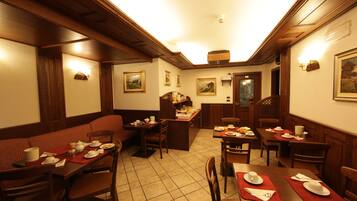 Colazione a buffet, servita tutte le mattine (5 EUR a persona)