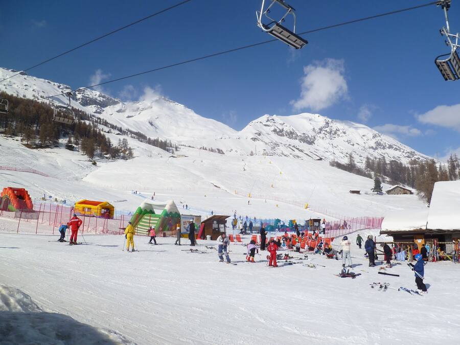 Une station de ski dotée d'un télésiège, de pistes de ski et offrant un panorama sur les montagnes.