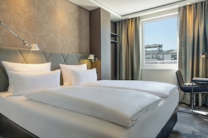 THE ONE | Hypo-allergenic bedding, desk, blackout drapes, soundproofing - Motel One München-Sendlinger Tor (Munich)