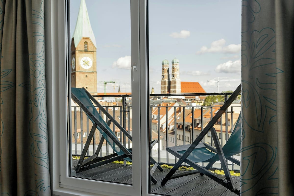 SPECIAL ONE with a balcony | Roupas de cama antialérgicas, escrivaninha, cortinas blackout