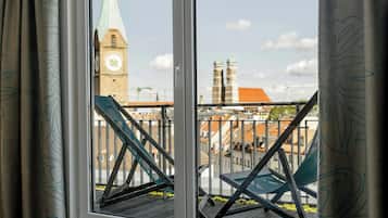 Seprai antialergi, meja kerja, tirai kedap cahaya, dan kedap suara