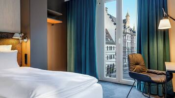 Desk, soundproofing, free WiFi, bed sheets