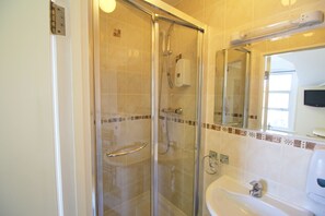 Quarto solteiro, banheiro privativo | Banheiro | Chuveiro, secador de cabelo, toalhas de banho 
