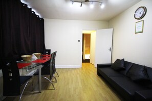 24-inch flat-screen TV with digital channels, TV - Flexistay Aparthotel Tooting (London)