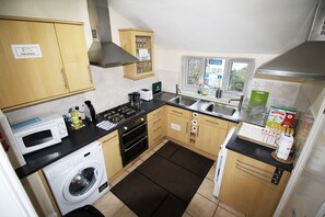 Full-sized fridge, microwave, oven, coffee/tea maker