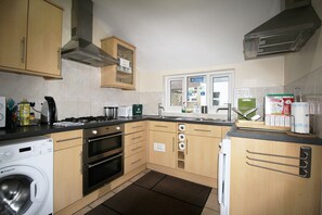 Kjøleskap, mikrobølgeovn, ovn og kaffetrakter/tekoker