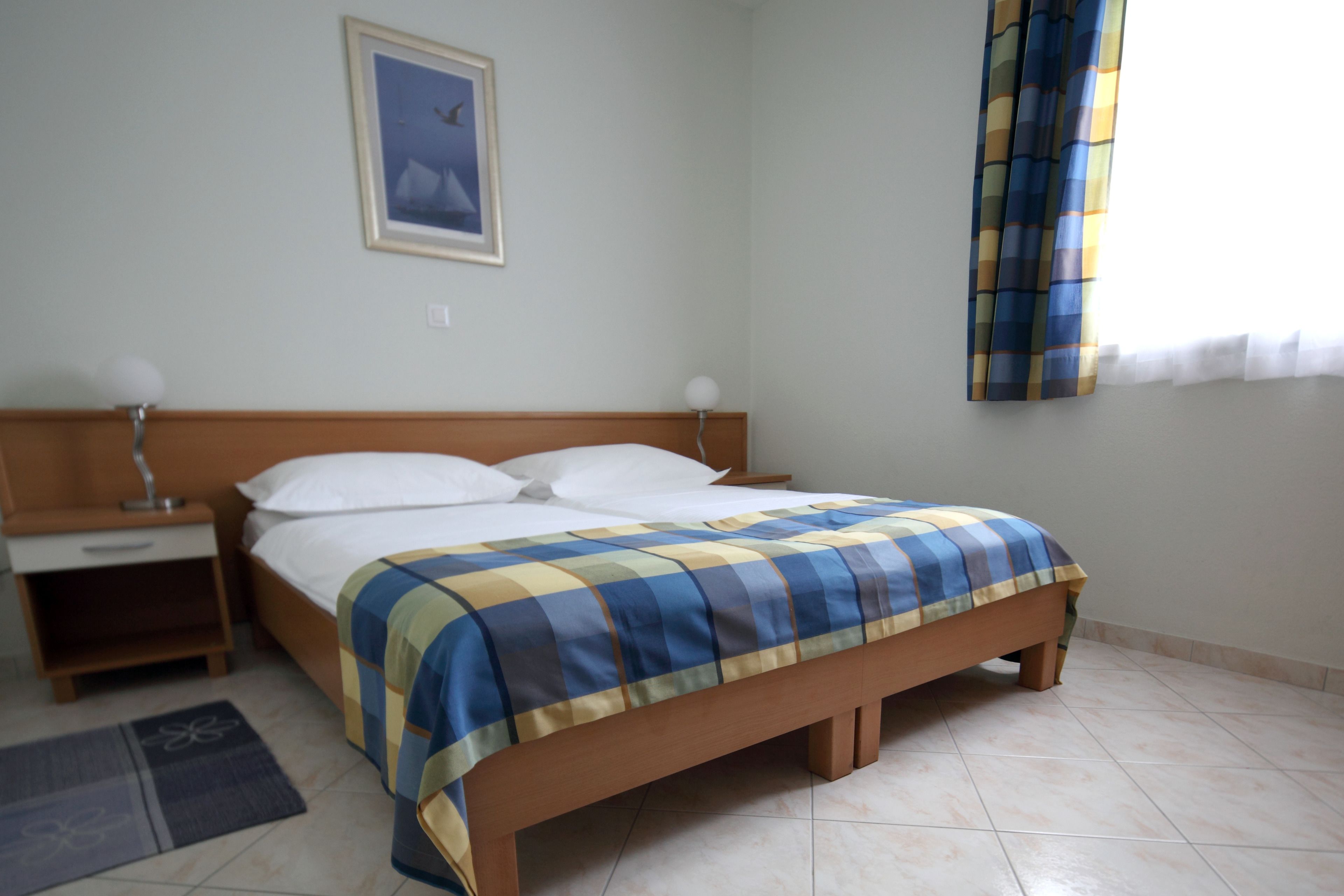 Apartment for 4 - 5 Persons | In-room safe, desk, blackout drapes, soundproofing