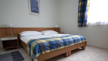 Apartment for 4 - 5 Persons | In-room safe, desk, blackout drapes, soundproofing