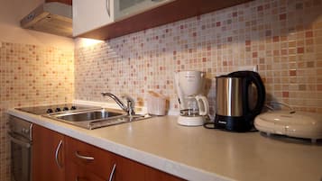 Fridge, microwave, stovetop, coffee/tea maker