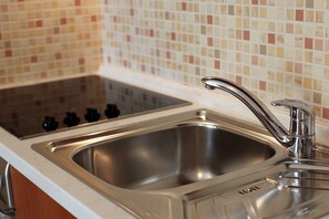 Phòng Tiêu chuẩn | Bếp nhỏ riêng | Tủ lạnh, lò vi sóng, bếp nấu, dụng cụ pha cà phê/trà