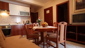 Leilighet for 4 - 5 pers. | Oppholdsområde | Flatskjerm-TV