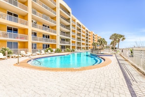2 outdoor pools, pool umbrellas