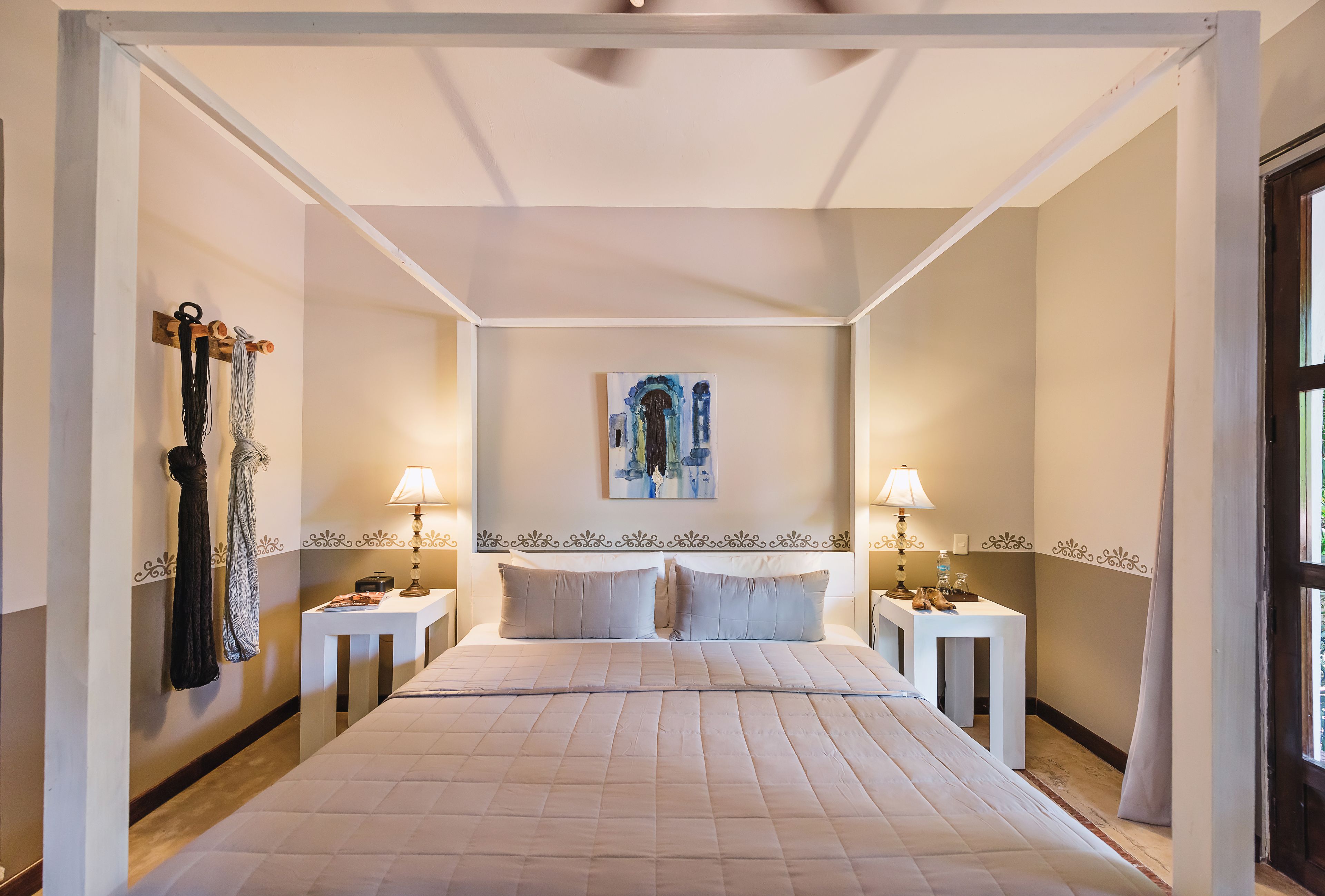 standard room, 1 king bed | premium bedding, in-room safe, desk, iron/ironing board