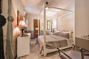 Habitación doble, 1 cama de matrimonio | Ropa de cama de alta calidad, caja fuerte, escritorio