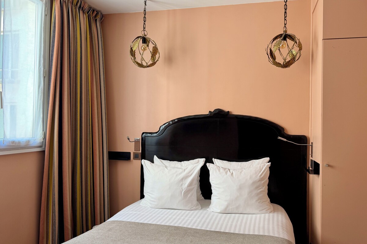 Petite Chambre Classique - Maison Albert | Literie de qualité, coffre-fort pour ordinateur portable
