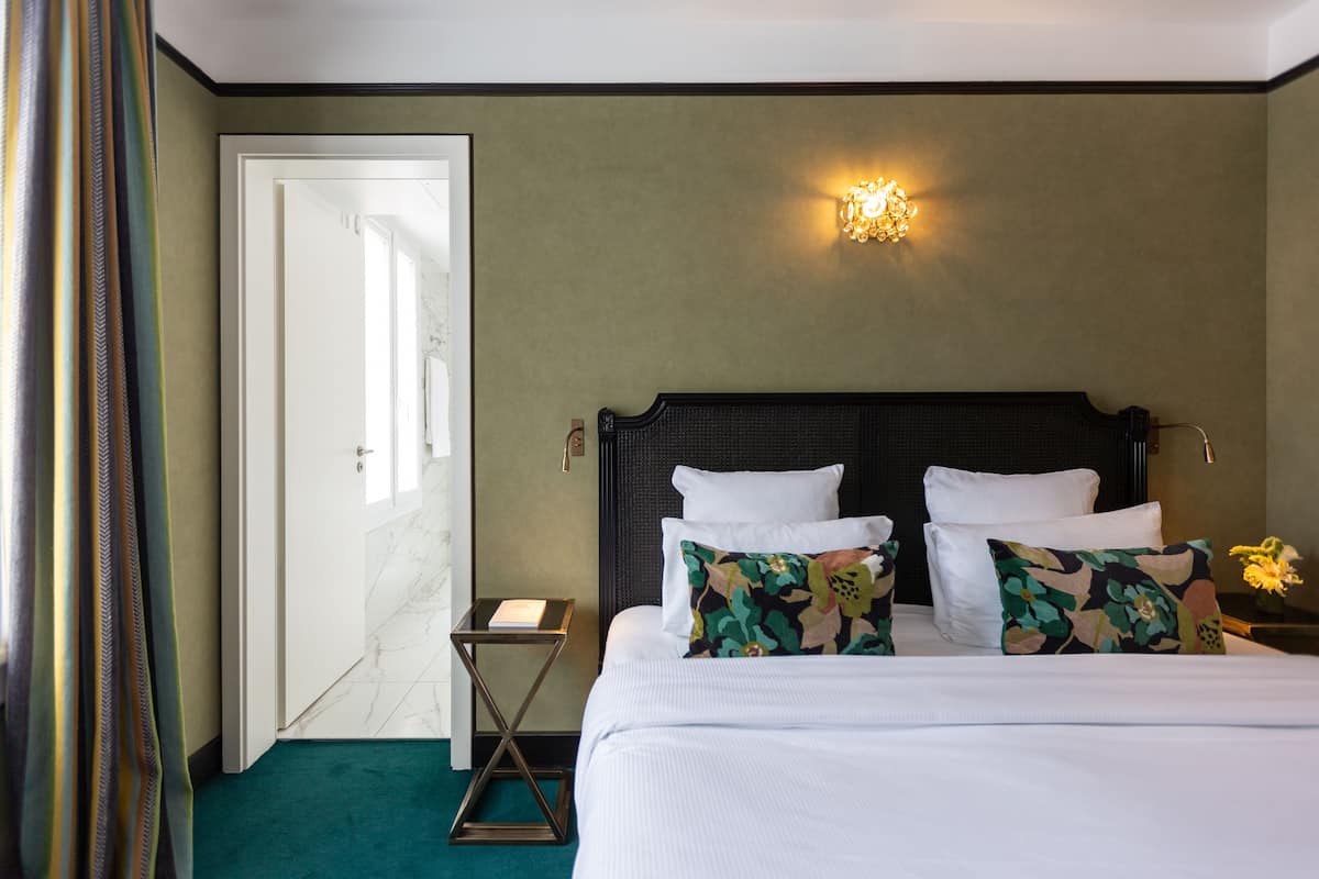 Chambre Prestige - Maison Gabriel | Kylpyhuone | Ilmaiset hygieniatuotteet, hiustenkuivaaja, tohvelit, pyyhkeet