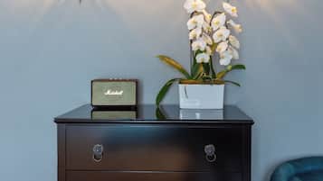 Ropa de cama de alta calidad y caja de seguridad en la habitación