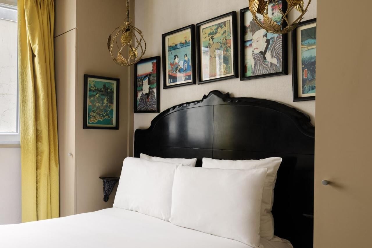 Petite Chambre Classique - Maison Albert | Literie de qualité, coffre-fort pour ordinateur portable