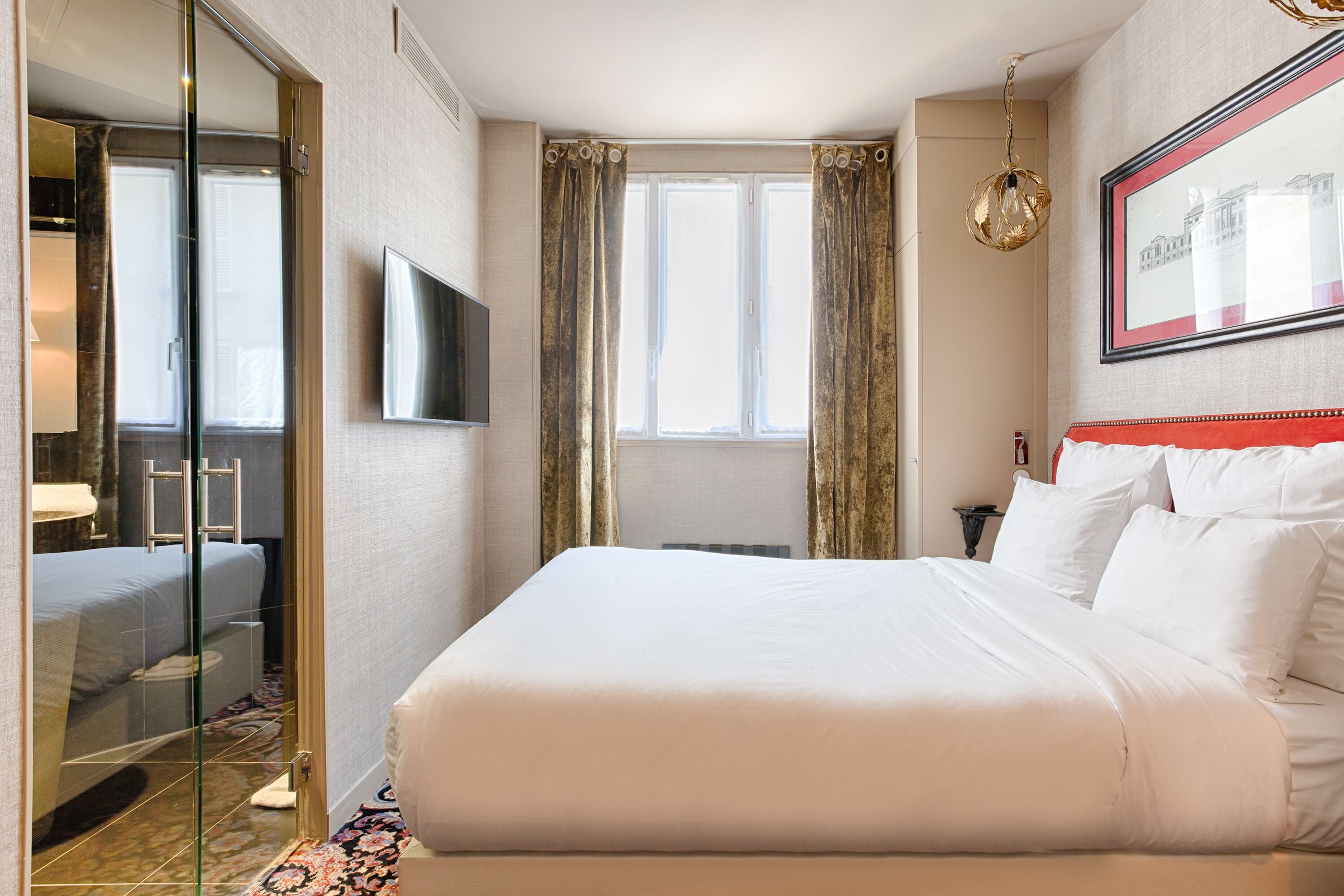 Chambre Classique - Maison Albert | Literie de qualité, coffre-fort pour ordinateur portable