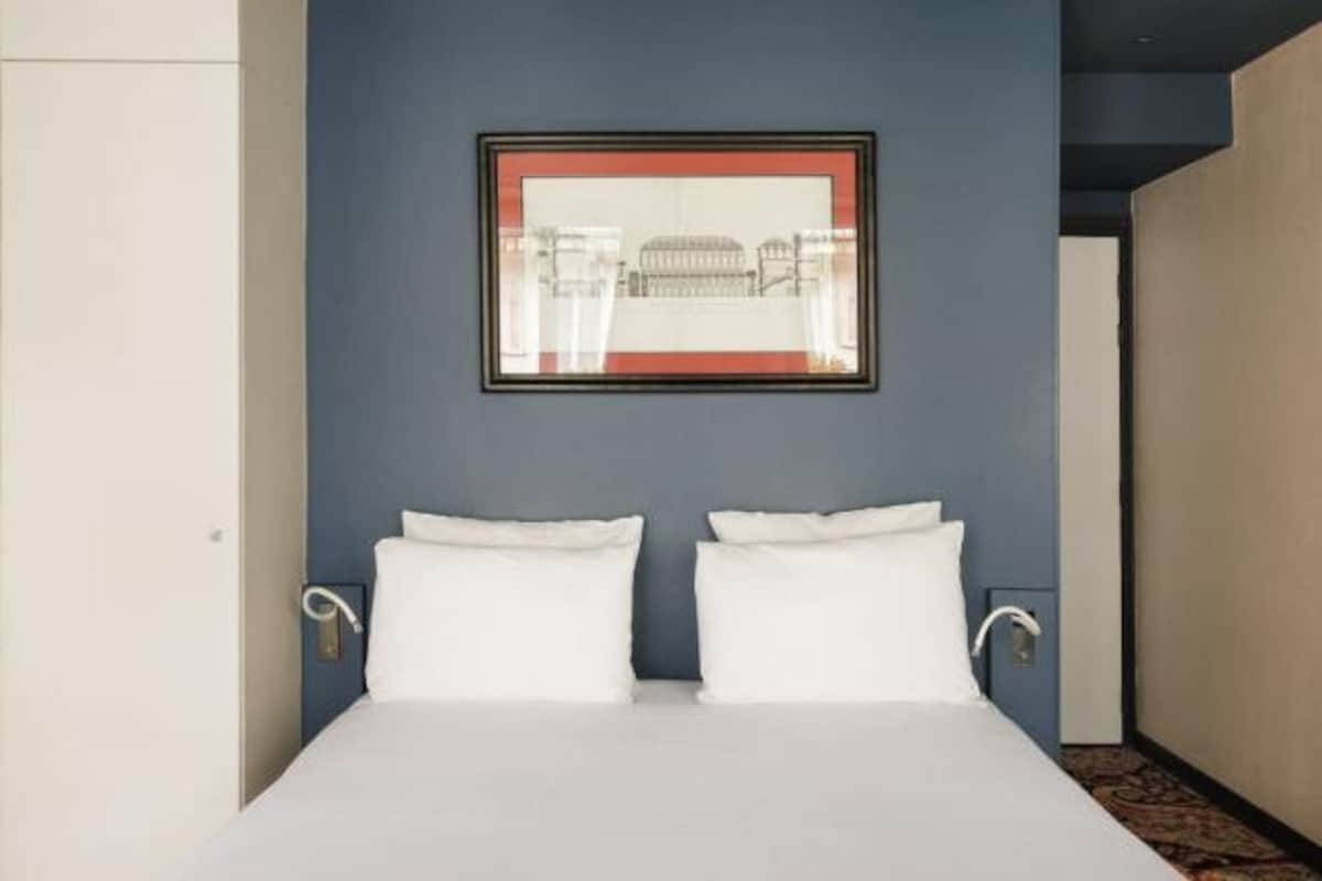 Premium bedding, in-room safe, blackout curtains, soundproofing