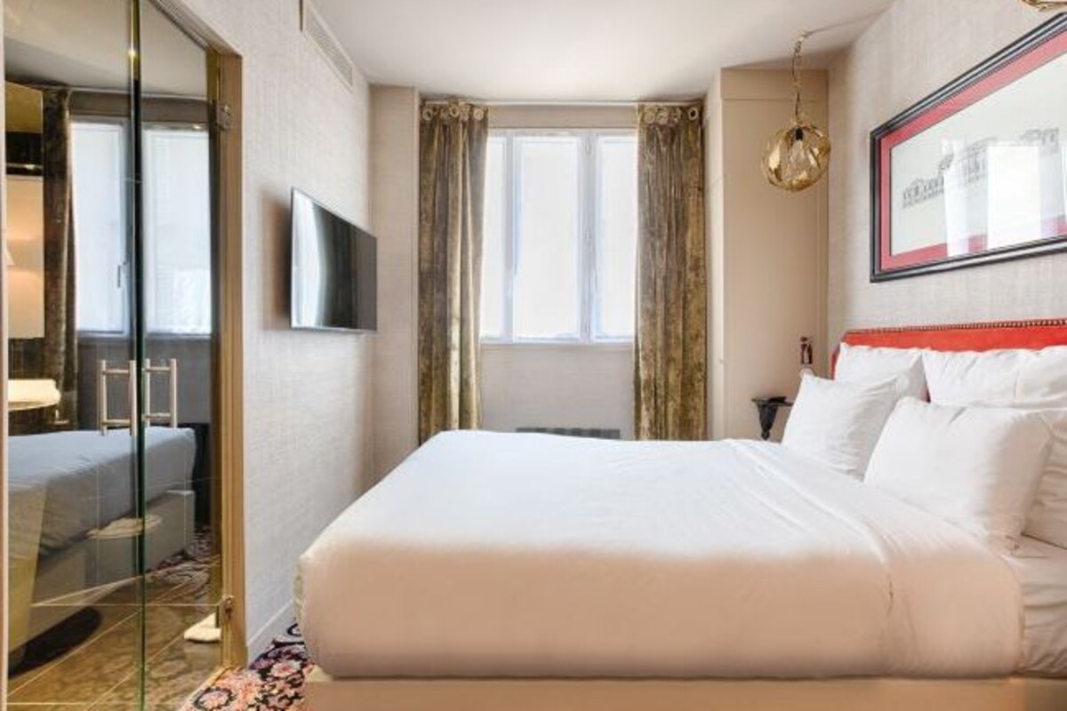 Ropa de cama de alta calidad y caja de seguridad en la habitación 
