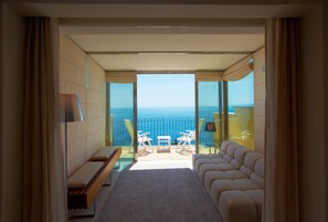 Deluxe Studio with Balcony  Sea View and Etna View (90 meters from the main building) | Sala de estar | TV LCD