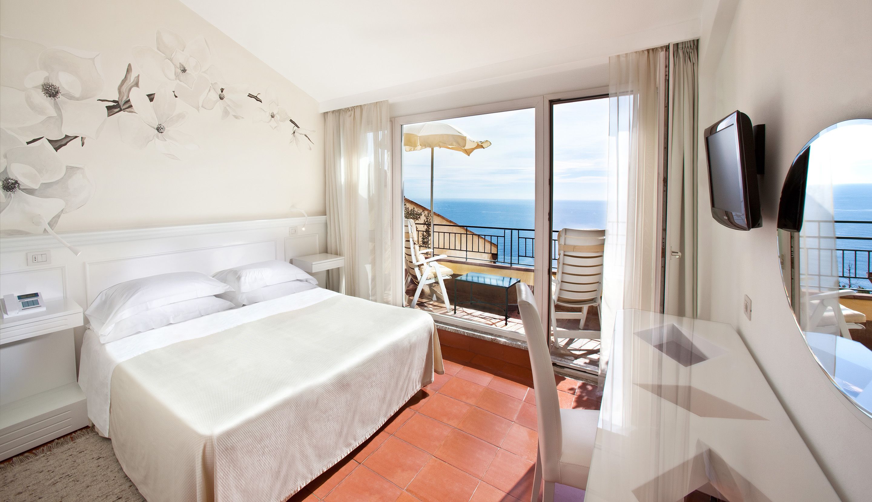 junior suite, terrace | premium bedding, in-room safe, desk, laptop workspace