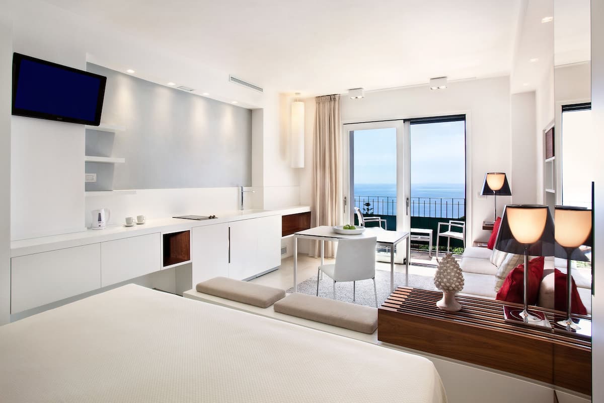 monolocale deluxe, balcone, vista mare,vista etna (90 mt dall'edificio principale) | premium bedding, in-room safe, desk, laptop workspace