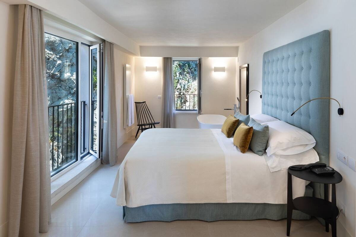 panoramic suite, annex building (rock infinity, 50 meters away) | premium bedding, in-room safe, desk, laptop workspace