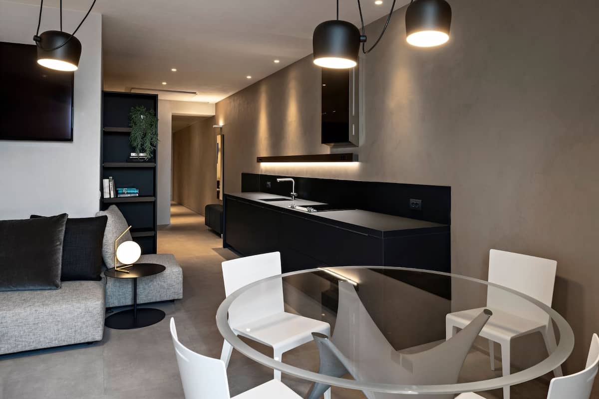 fridge, coffee/tea maker, electric kettle