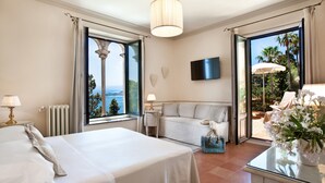 Une chambre d’hôtel comprenant un lit, un coin salon, une télévision et une vue sur l’extérieur.