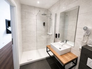 Habitación triple Confort | Baño | Amenidades de baño gratuitas, secadora de cabello, toallas 