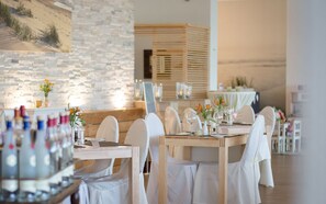 Breakfast, dinner served; international cuisine, alfresco dining  - Seehotel Schwanenhof (Moelln)