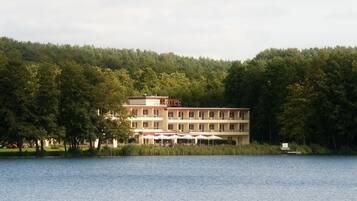 Minibar, värdeförvaringsskåp på rummet och skrivbord