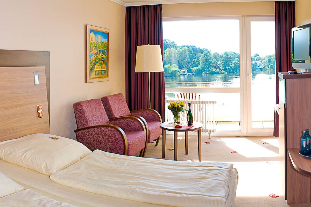 standard room | 1 bedroom, minibar, in-room safe, desk