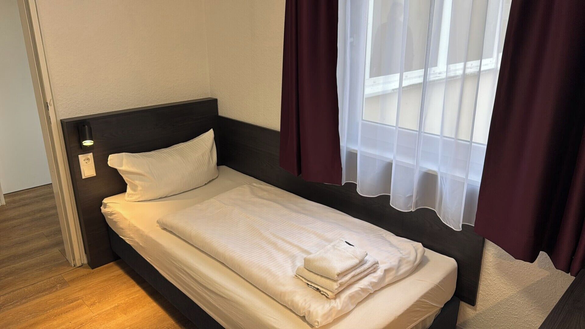 Basic Single Room | Minibar, in-room safe, desk, laptop workspace