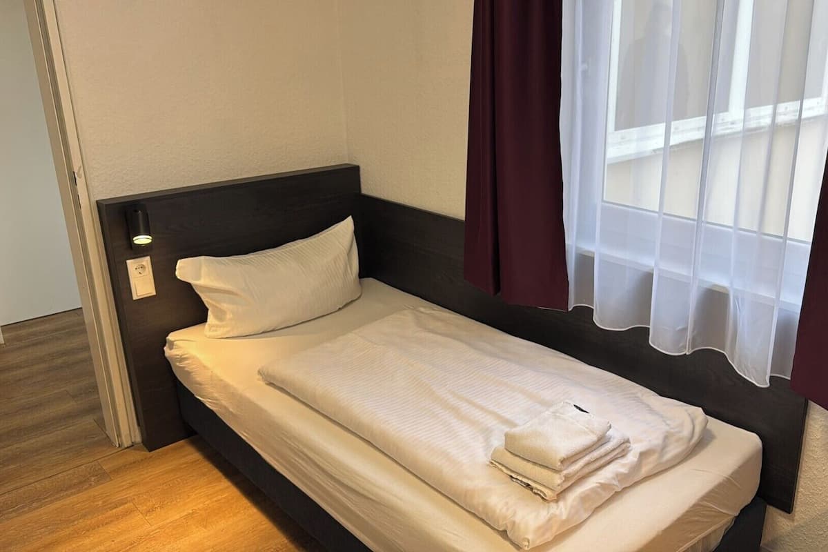 Basic Single Room, Non Smoking | Minibar, in-room safe, desk, laptop workspace